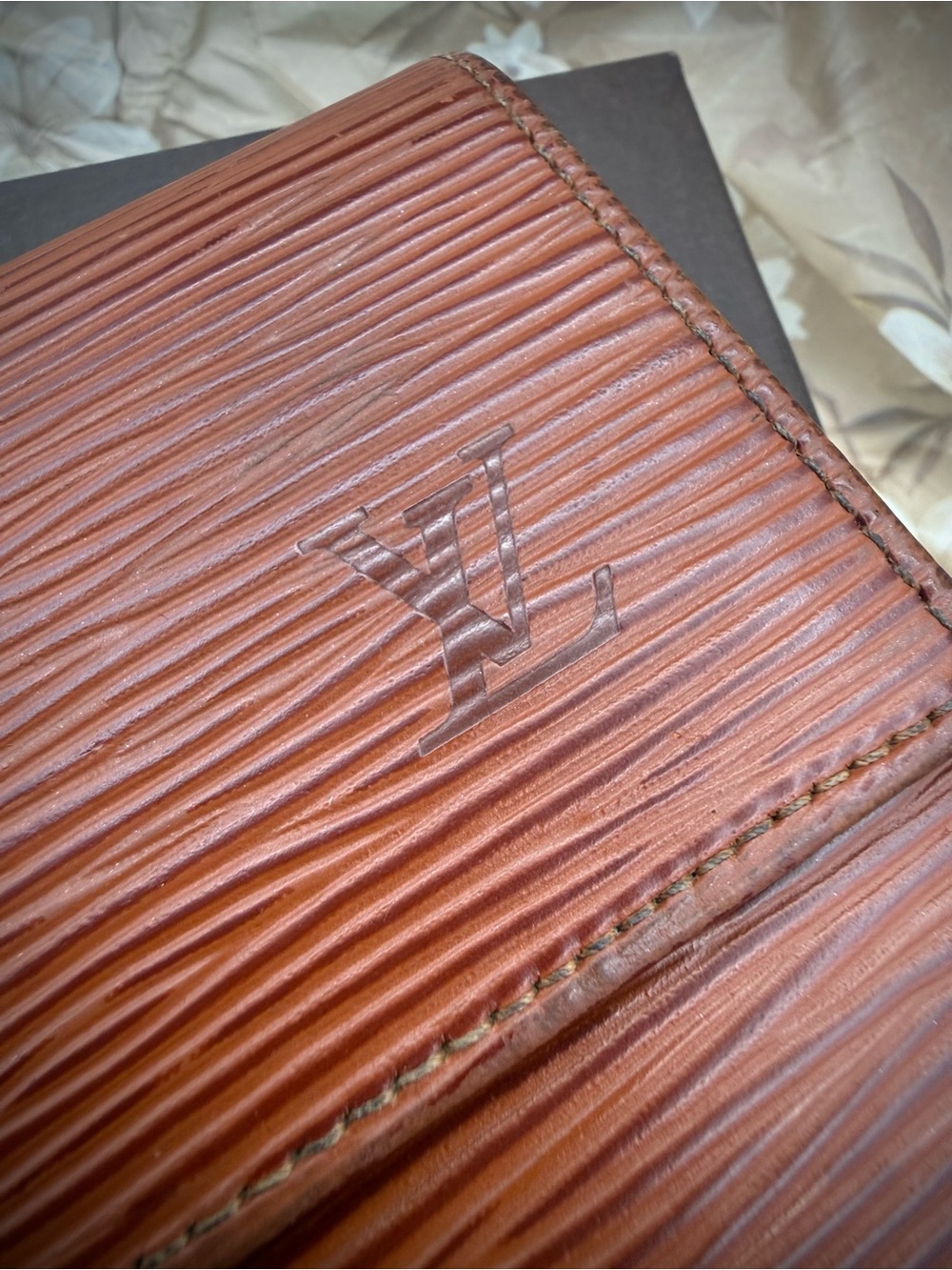 Louis Vuitton EUC Vintage Epi Leather Wallet W/ Box & Ribbon - Picture 3 of 16
